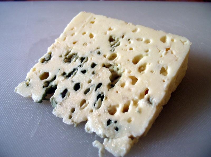 95. Кусочек рокфора, один из самых известных французских сыров