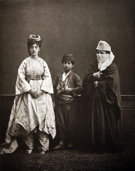32. Турецкие женщины и школьник из Стамбула, 1873