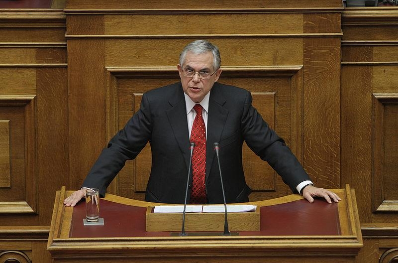 26. Премьер-министр Греции Лукас Пападимос выступает за меры бюджетной экономии в парламенте, 18 ноября 2011