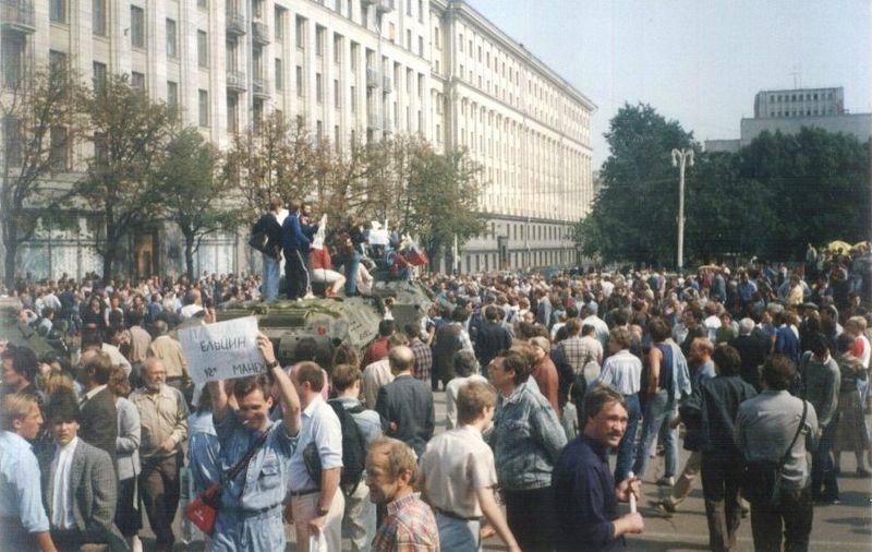 2.13 Массовые демонстрации в Москве против августовского путча 1991