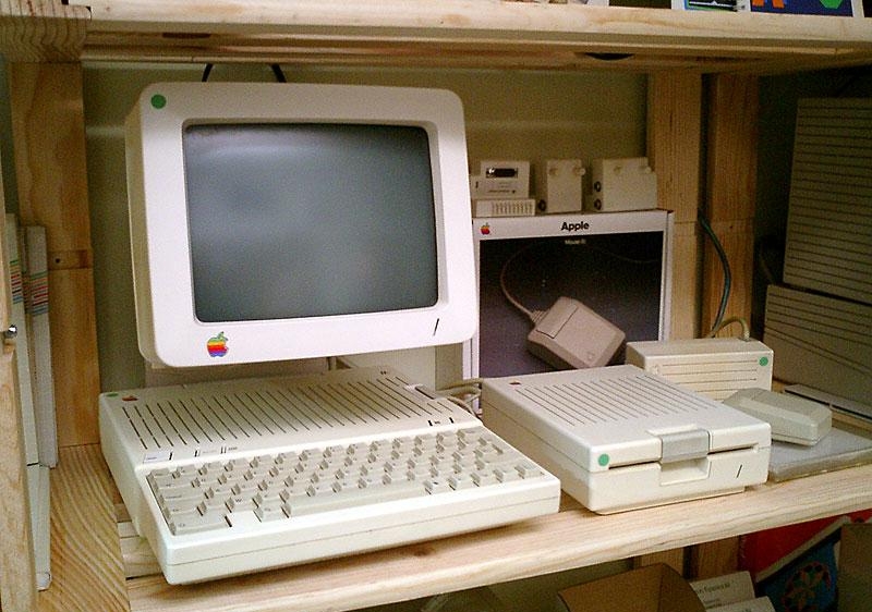 9. Apple IIc с дополнительным накопителем Disk IIc
