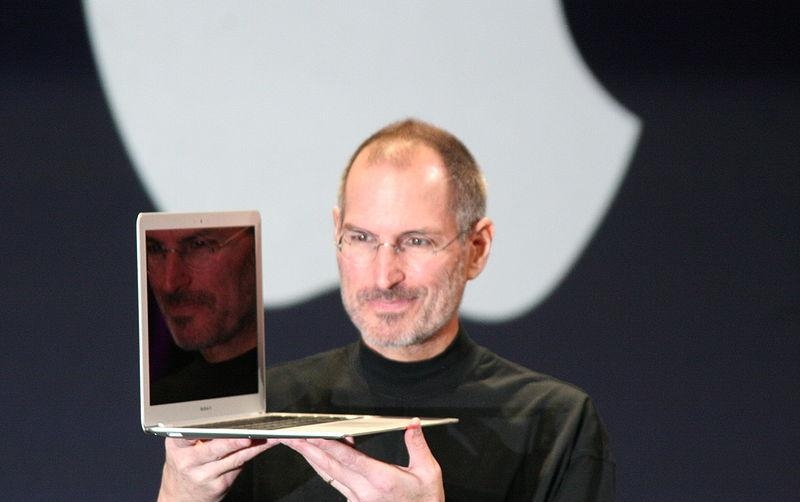 61. Стив Джобс представляет ноутбук на конференции Macworld 2008