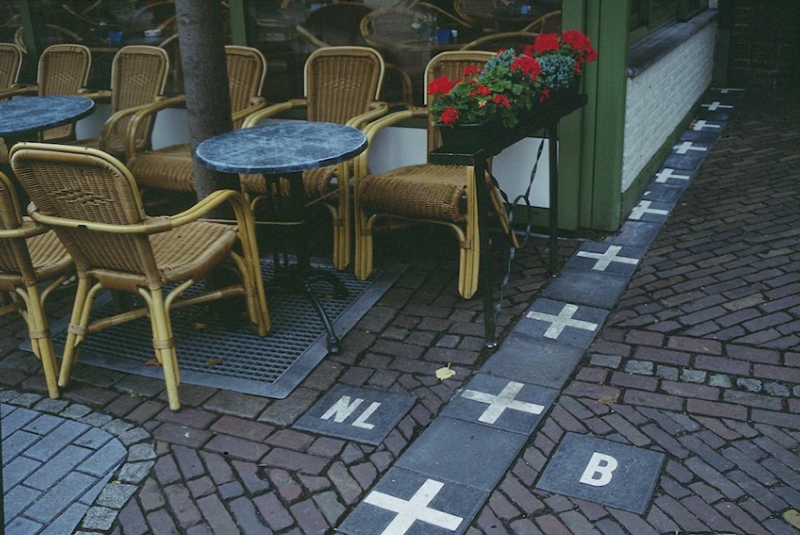 1.3 Граница между Нидерландами (слева) и Бельгией (справа), посёлок Баарле