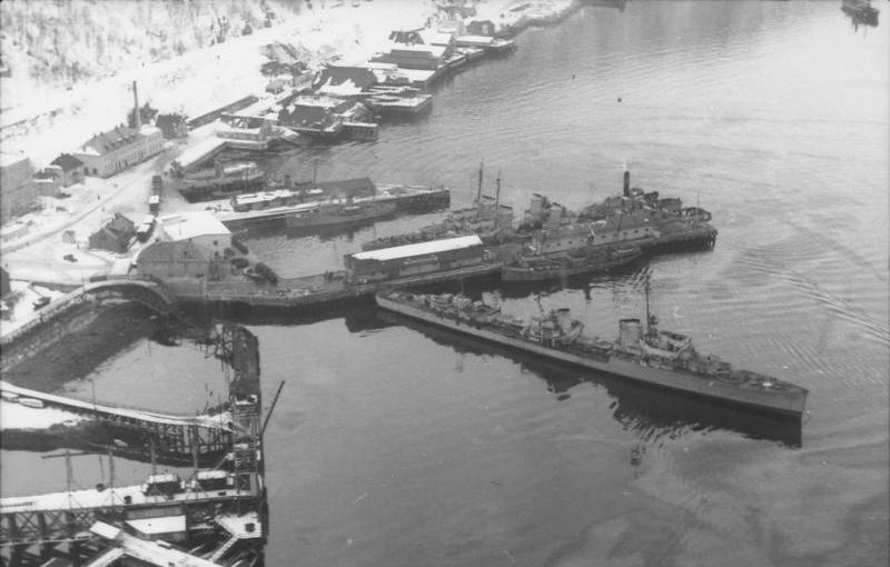 11. Немецкие военные корабли в норвежском порту (1940 год)