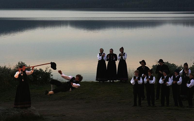 46. Традиционный норвежский танец халлинг на ежегодном Фестивале Пера Гюнта