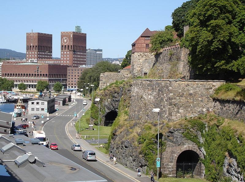 69. Укрепления крепости Акерсхус (справа) и ратуша Осло (на заднем плане слева)