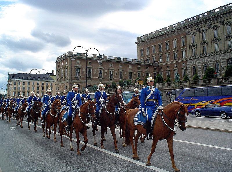 76. Королевские гвардейцы перед Стокгольмским дворцом