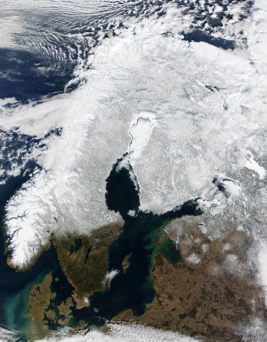 24. Снимок из космоса 15 марта 2002 года. Большая часть Скандинавии покрыта снегом