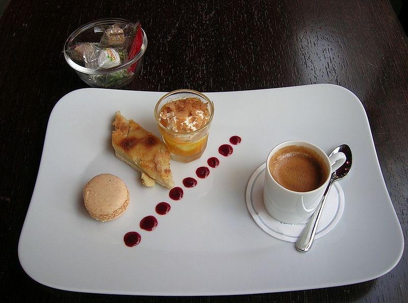 33. «Кафе-гурман», приготовленный на основе эспрессо в парижском кафе