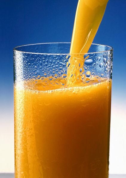 2. Апельсиновый сок в стакане