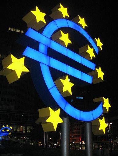 Знак евро на фоне Европейского банка