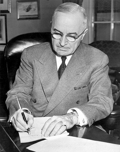 5.30 Трумэн подписывает прокламацию о введении в США чрезвычайного положения в связи с событиями в Корее. 16 декабря 1950 года