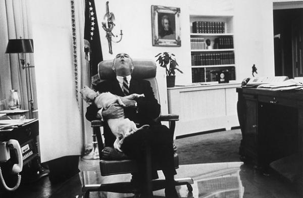 5.41 Президент США Линдон Бэйнс Джонсон (Lyndon B. Johnson) и его дворняжка по кличке Yuki.