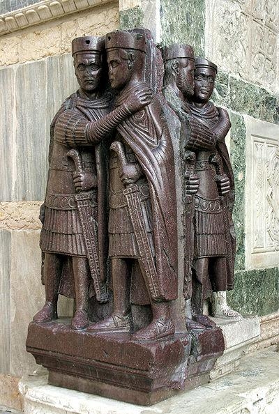2.26 «Тетрархи», скульптура, украденная из византийского дворца в 1204, Сокровищница Св. Марка, Венеция