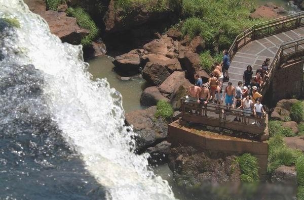 2.19 Туристы у водопада Игуасу