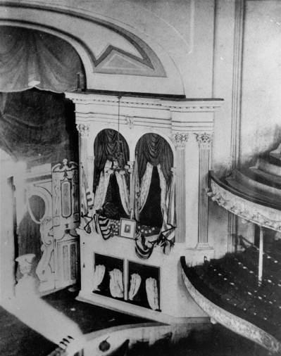 9.2 Ложа в театре Форда, в которой находился Линкольн, когда в него стрелял Бут.