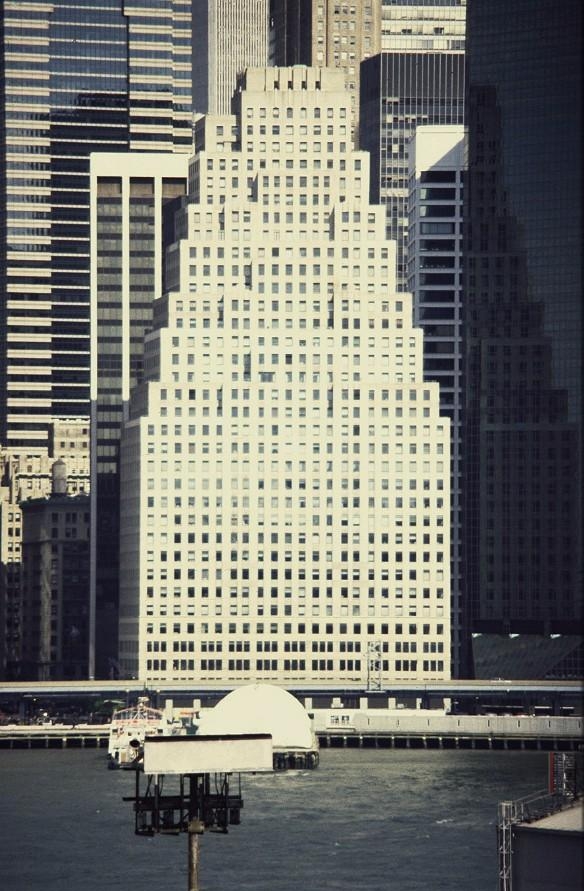 1.2. Безымянное здание на Уолл-стрит, 120. Строительство завершено в 1930г. Здание в форме зиккурата - фронтон Нью-Йорка при виде с Ист Ривер.