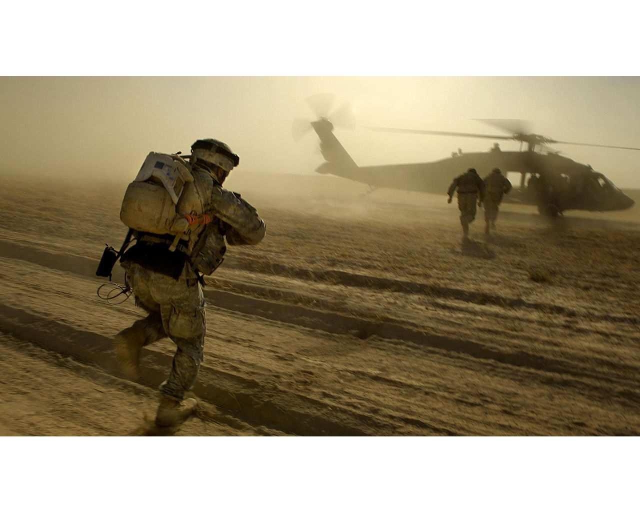бойцы армии США бегут в вертолету