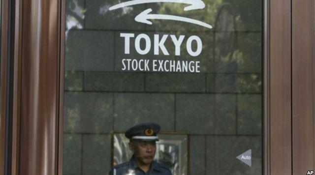 Возле здания Токийского фондового рынка