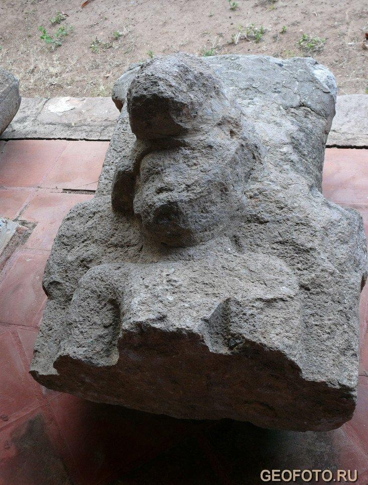 4.14 Каменный идол с острова Сапатера на озере Никарагуа