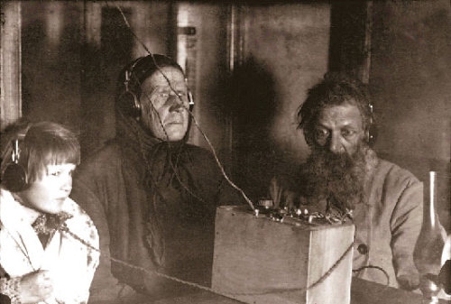 3.3 Семья крестьянина Воронова слушает радио, 1928 год