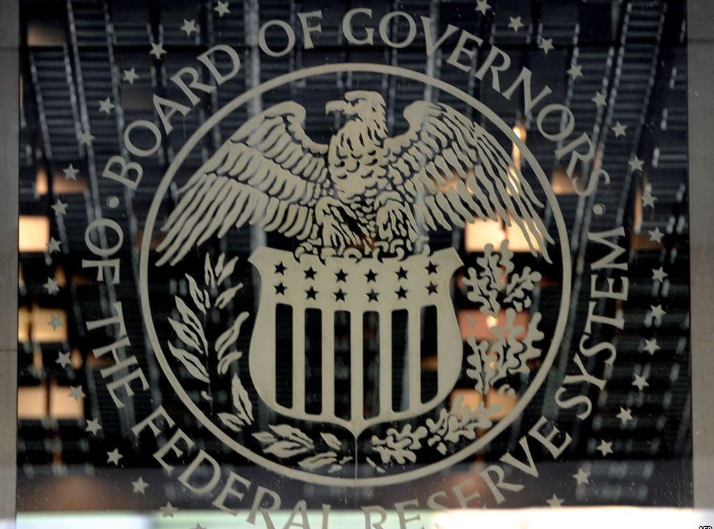 Логотип Федеральной резервной системы США на двери
