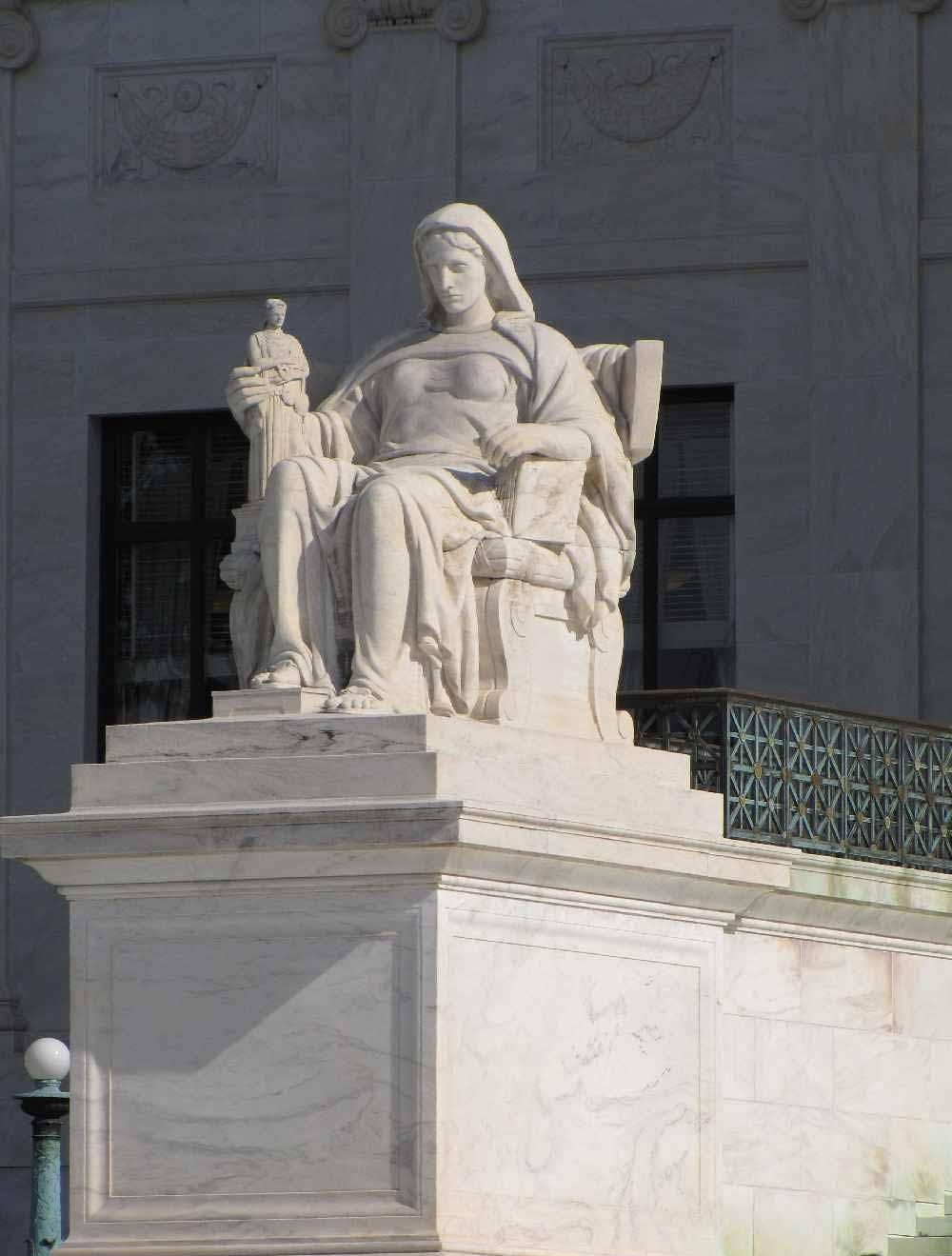 Статуя у входа в Верховный федеральный суд США
