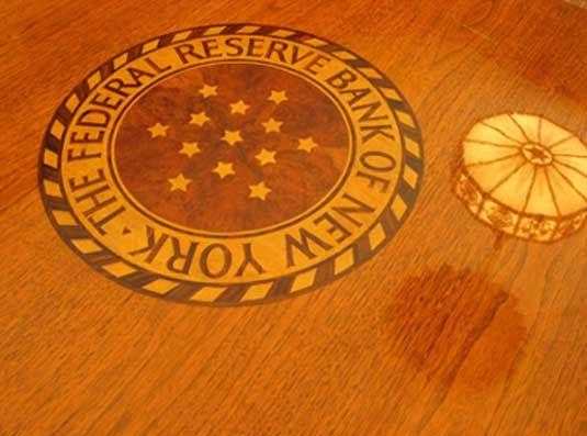 Логотип ФРБ Нью-Йорка на деревянной поверхости