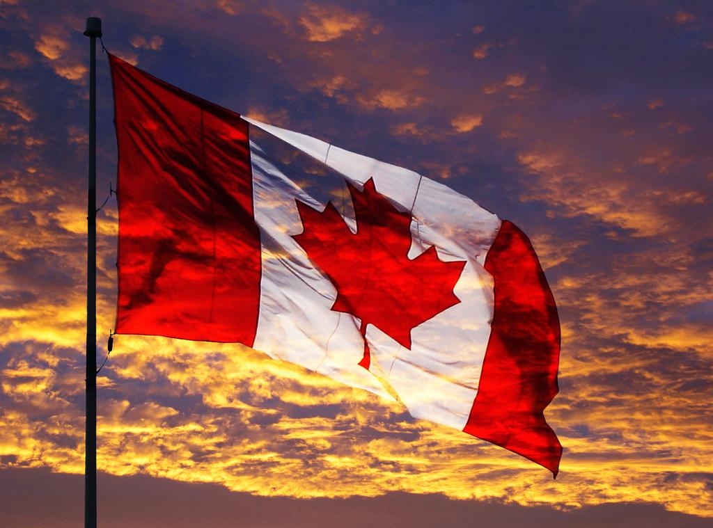 Флаг Канады на фоне заката