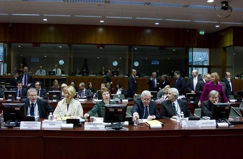 любой член Европейской комиссии могут участвовать в заседаниях Управляющего совета ЕЦБ