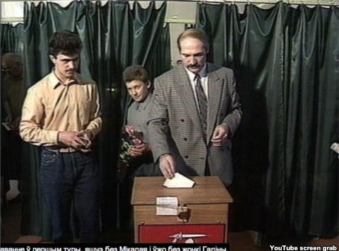 Александр Лукашенко голосует на первых президентских выборах