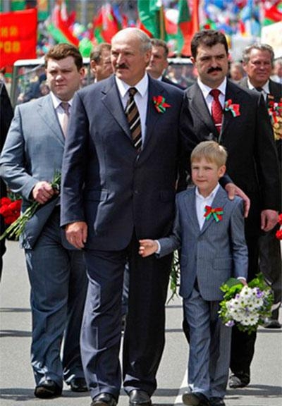 Президент Белоруссии Александр Лукашенко с сыновьями Виктором (слева), Дмитрием (справа) и Николаем