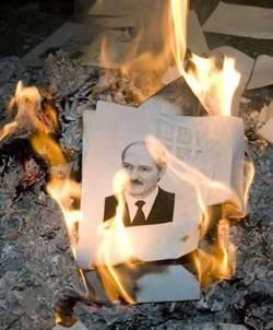 Сжигание пропагандных листовок Лукашенко