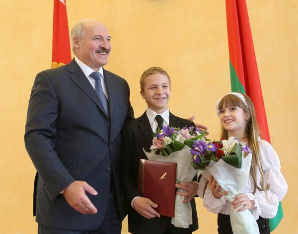 Лукашенко награждает детей