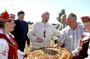 Лукашенко среди народа
