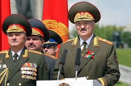 Лукашенко является Главнокомандующим Вооруженными силами
