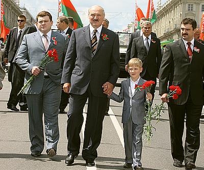 Александр Лукашенко со своими сыновьями