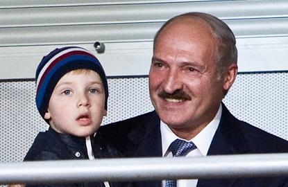 Коля Лукашенко с отцом Александром Лукашенко