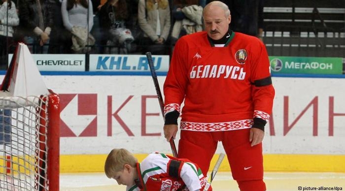 Лукашенко с сыном играют в хоккей