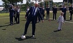 Лукашенко заметил, что он почти профессиональный футболист