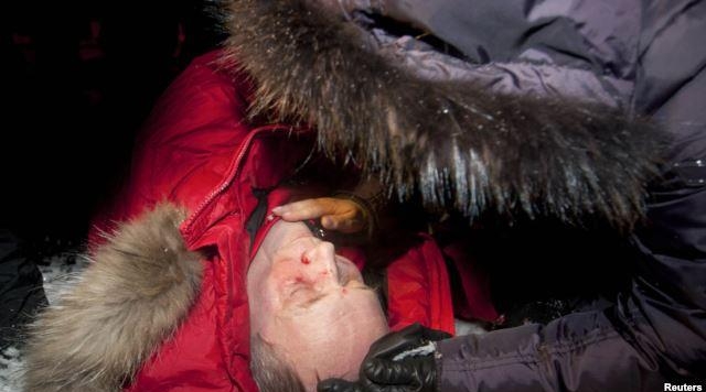 Кандидат в президенты от оппозиции Владимир Некляев лежит на земле, избитый полицией