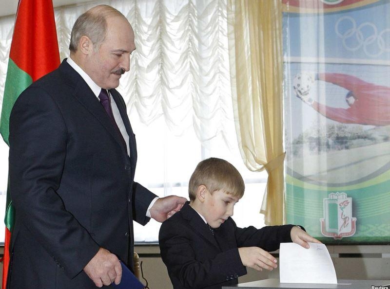 Действующий президент Беларуси Александр Лукашенко с сыном голосует в день выборов президента