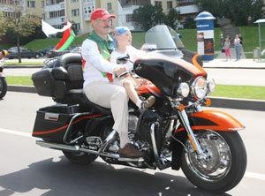Глава государства выехал на мотоцикле Harley-Davids on Ultra Classic Electra Glide