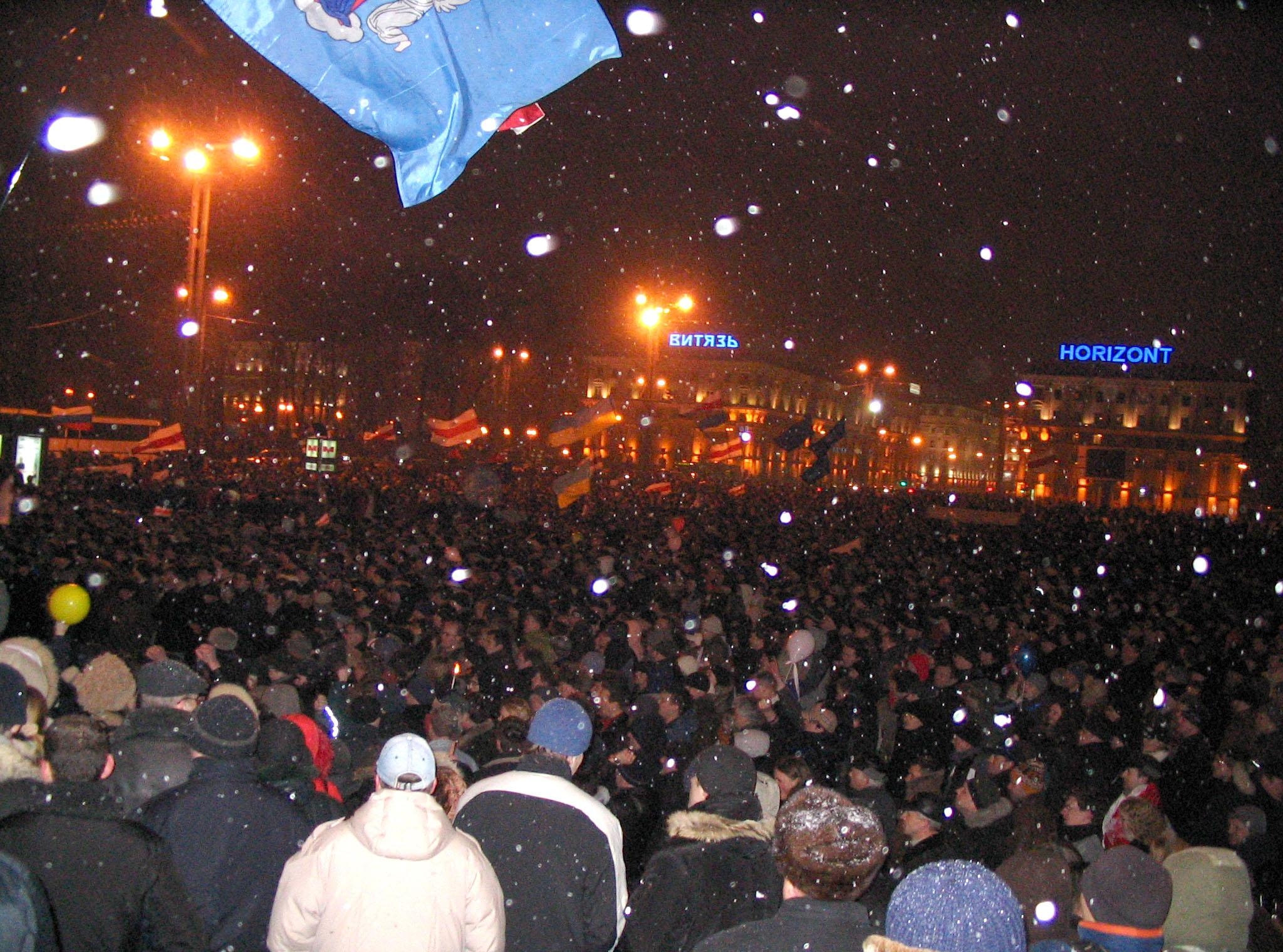 Протесты опозиции на Октябрьской площади