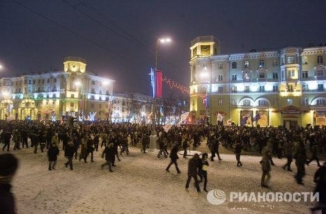 На площади Независимости оппозиционеры начали штурмовать дом правительства