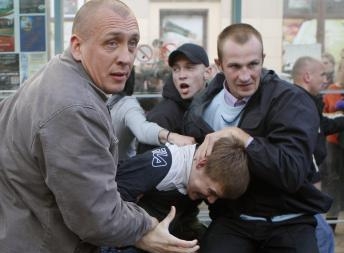 Белорусские силовики в штатском задерживают участников акции молчаливого протеста в Минске 3 июля 2011