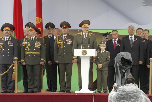 Президент А. Лукашенко с сыном Николаем на параде по случаю Дня Независимости Беларуси 3 июля 2011