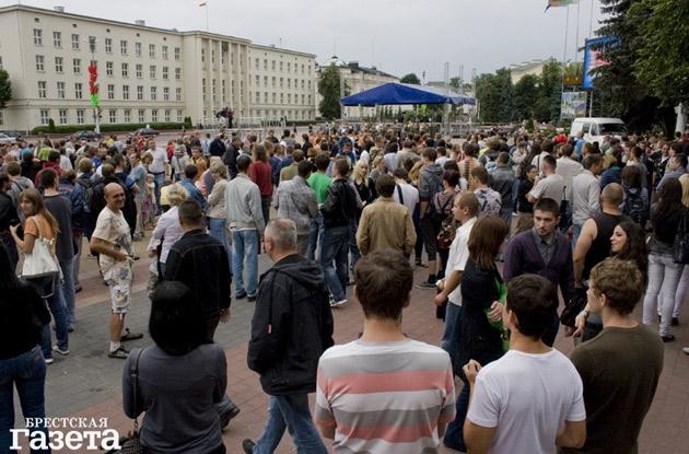 «Молчаливый» протест в десятках городов Беларуси
