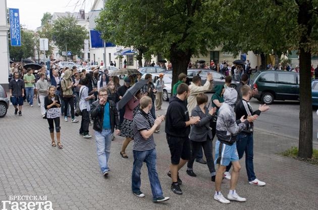 По оценкам наблюдателей, в целом в Бресте в акции приняло участие не менее 600 человек
