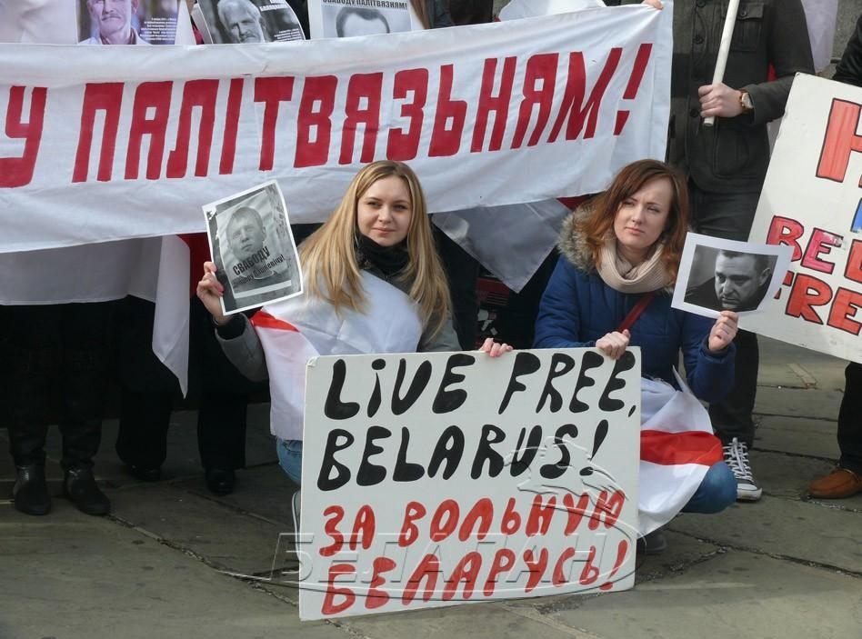 Митинг закончился исполнением белорусских гимнов